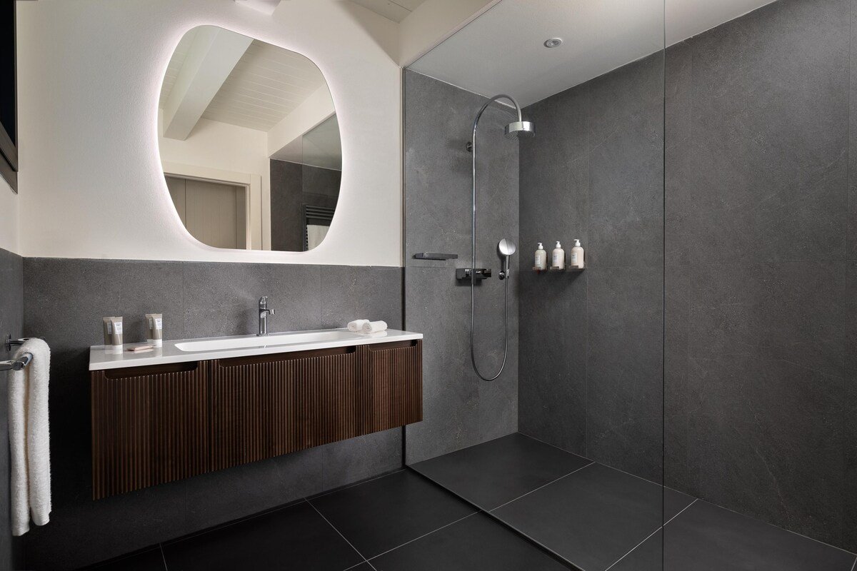 5* Villa With Outdoor Hot Tub (4B) gallery image 2