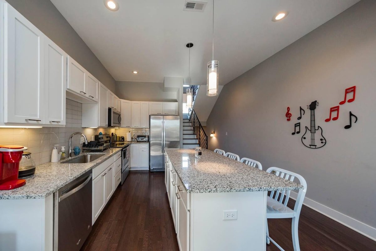 ComboNash Retreat 2 Units 4BR 4.5BA 1 Mi Broadway gallery image 5