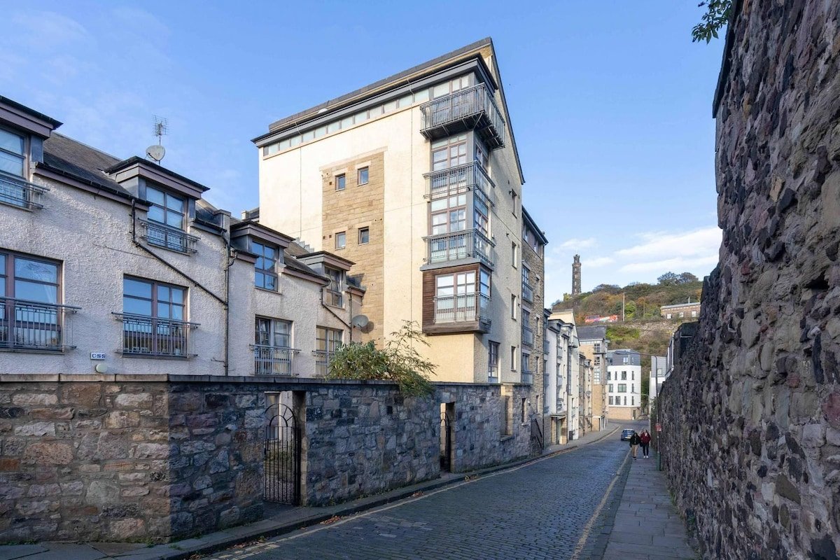 Next to the Palace and Royal Mile with parking gallery image 2