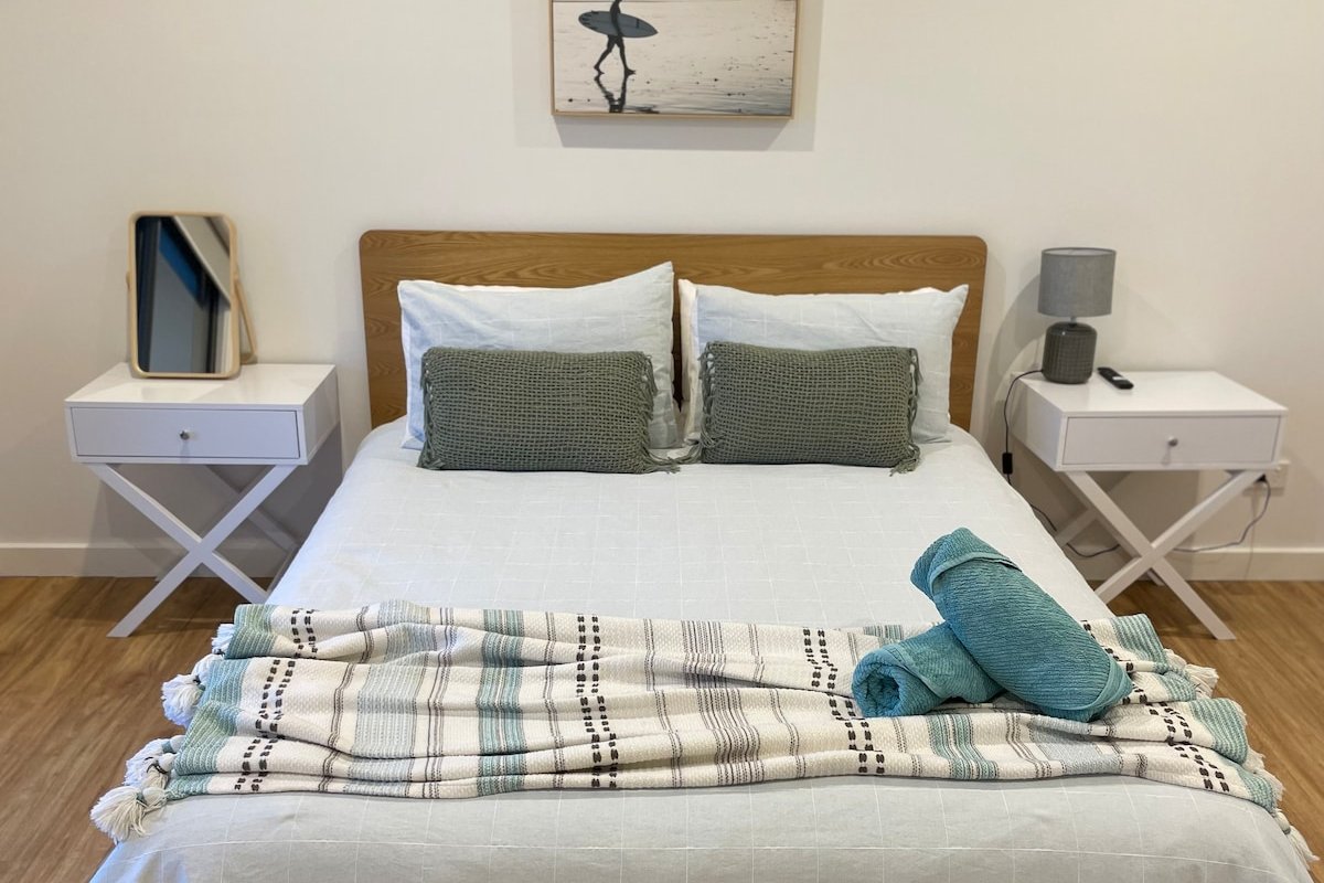 Views retreat Minutes to hot springs and beach. gallery image 4