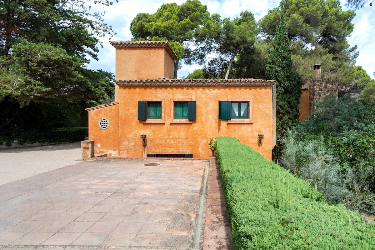 Beach House in a Magnificent Garden gallery image 4