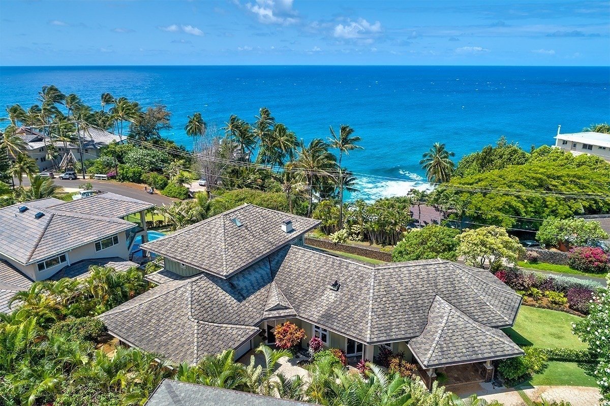 Luxury family home , walk to beach, Pool & Spa gallery image 2