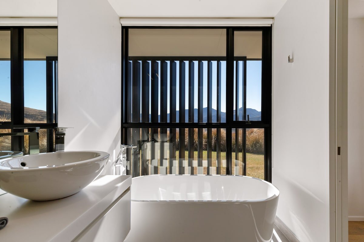 The Lake House by Sotheby’s Luxury Rental Homes gallery image 2