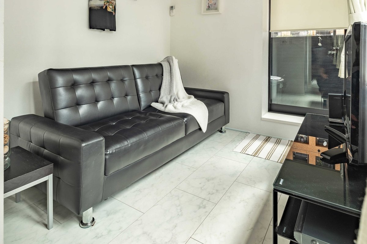 SHINJUKU ★Designer Pencil House★ Airport Transfer gallery image 3