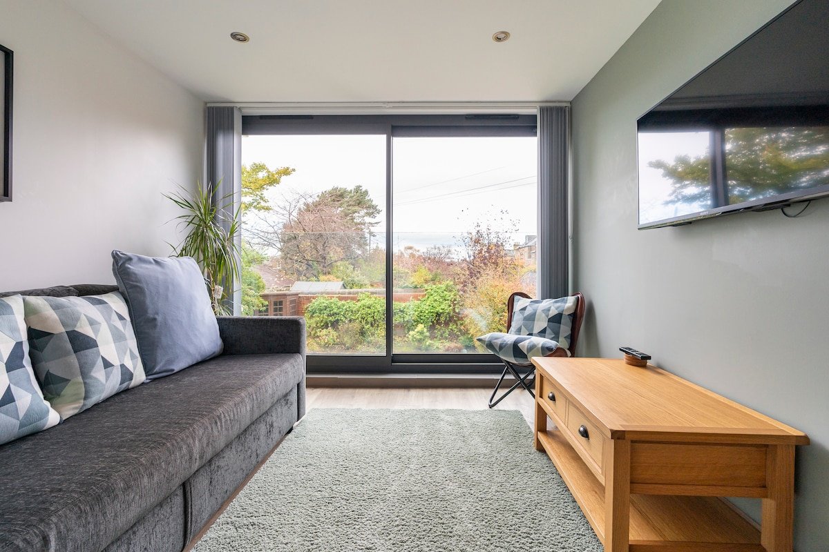 Tranquil Retreat in the City/Free parking/Wifi gallery image 2