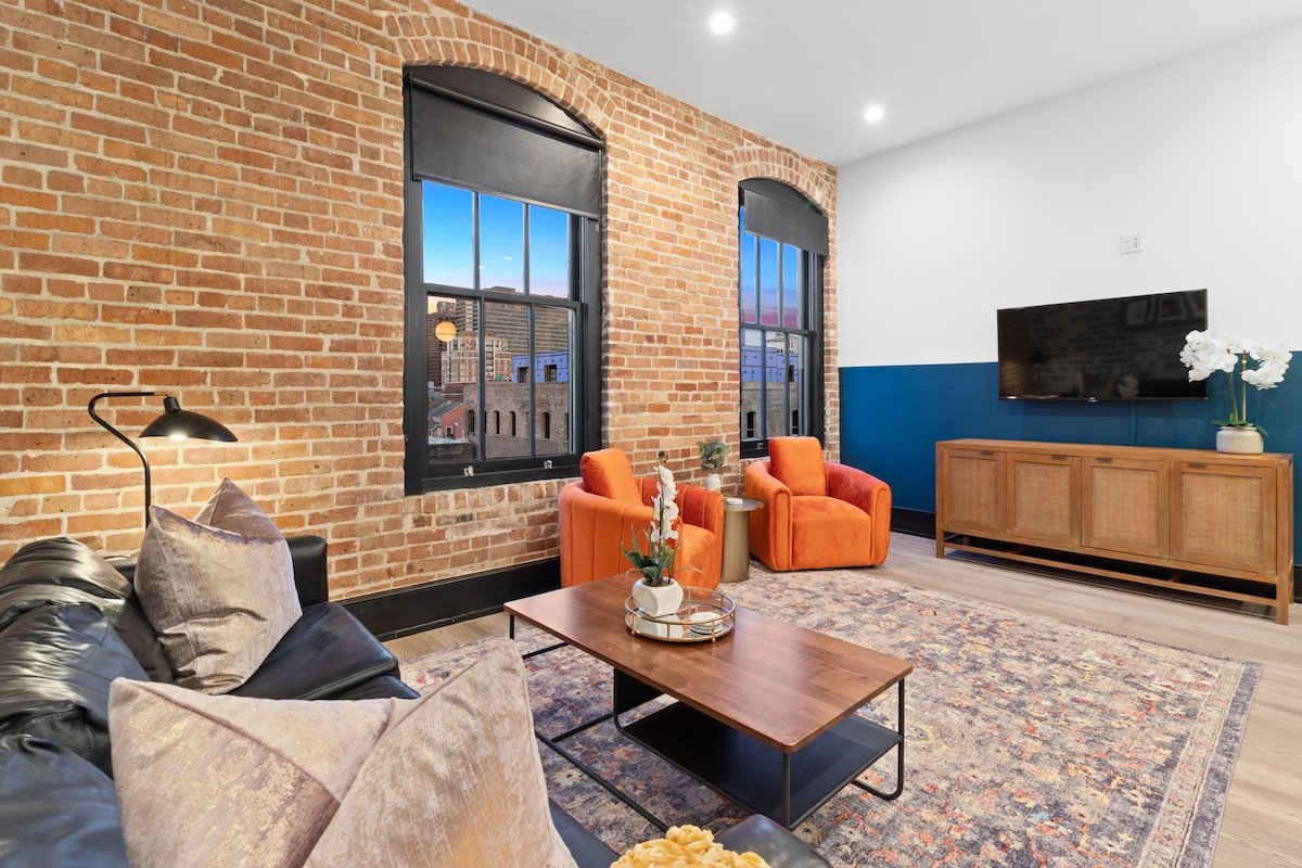 HUGE Downtown 4BD/4BA with 2 Queen Sleeper Sofas! gallery image 3