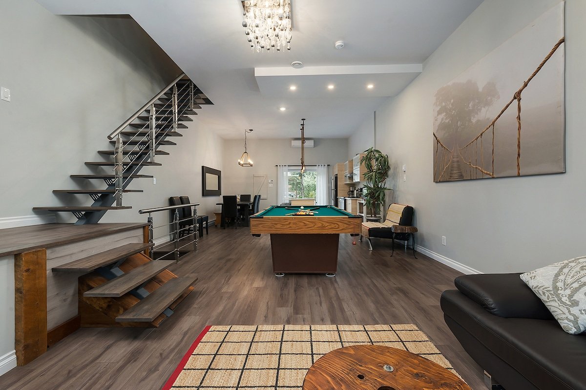 Spacious townhouse with rooftop deck 4BR near DT gallery image 5