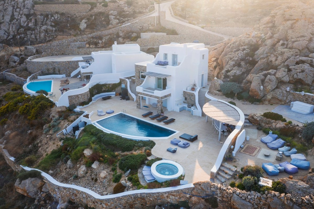 Stunning Villa, INSANE Views, disco, Hotub, Cinema gallery image 5