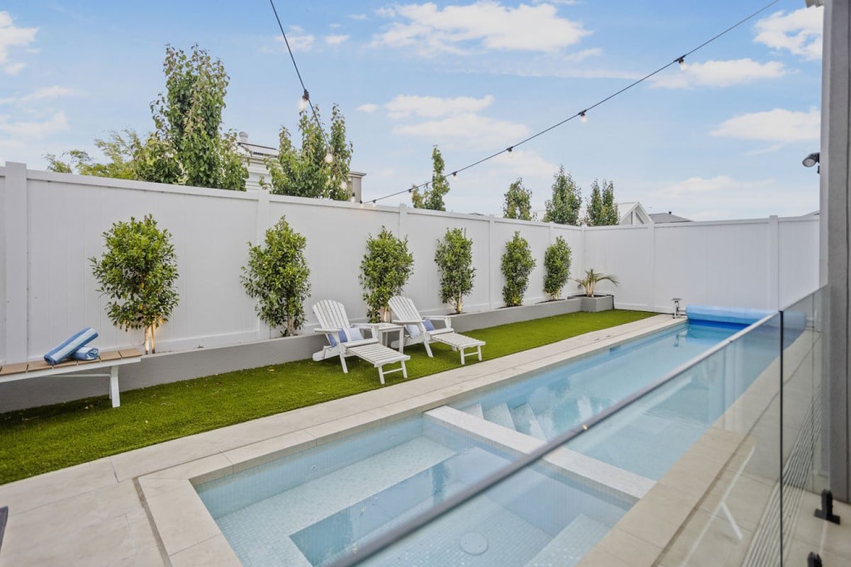 Hamptons in Torquay – 5 bath, Pool, Spa & Theatre! gallery image 2