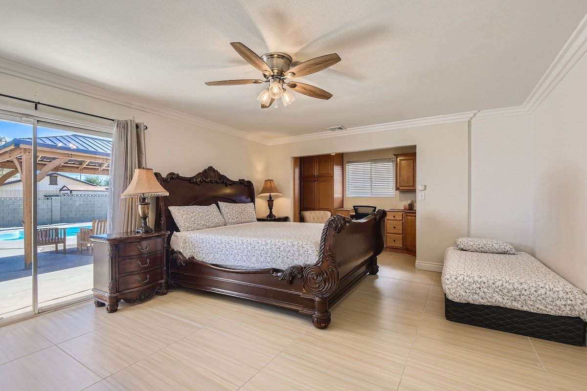 Gorgeous 6b/4b VILLA .5acre *POOL* 5 min to Strip gallery image 5