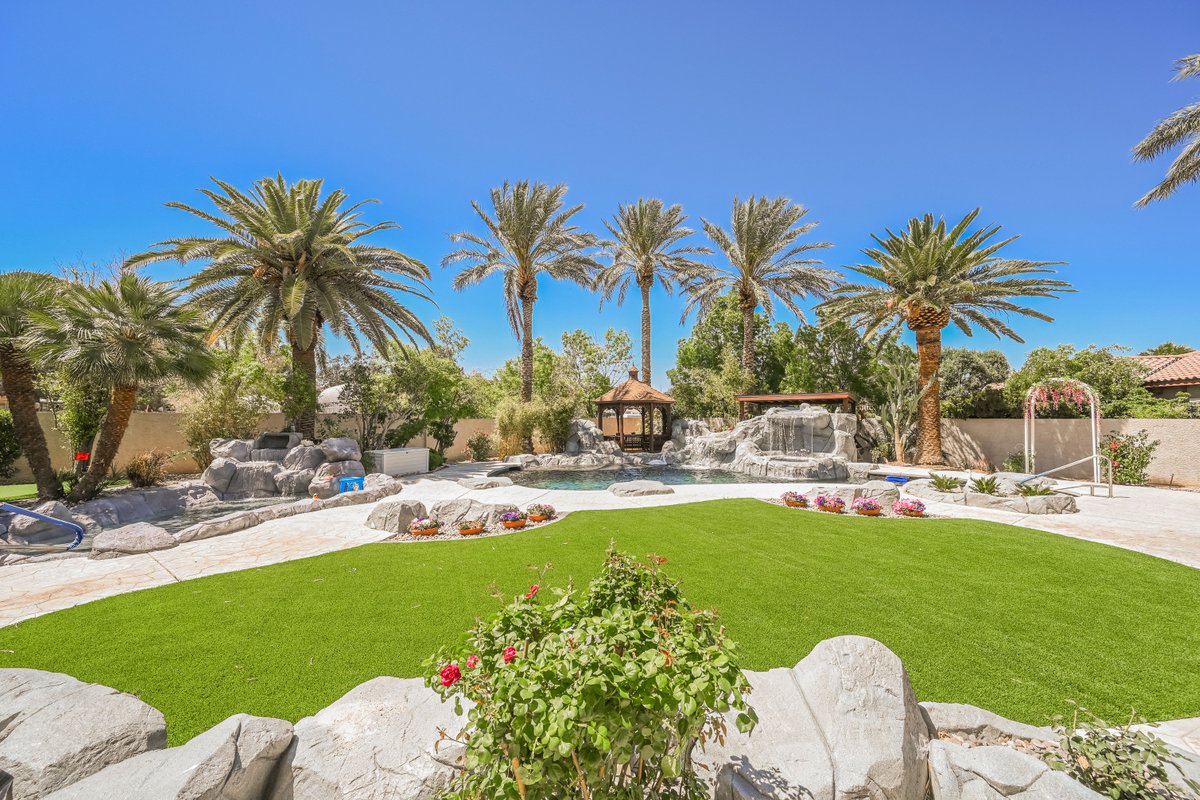 Studding Pool with Waterfalls 6 bedrooms Home