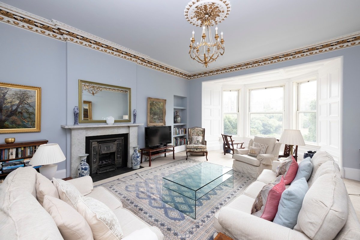 Elegant 3-BR Central Princes Street Apt with View gallery image 5