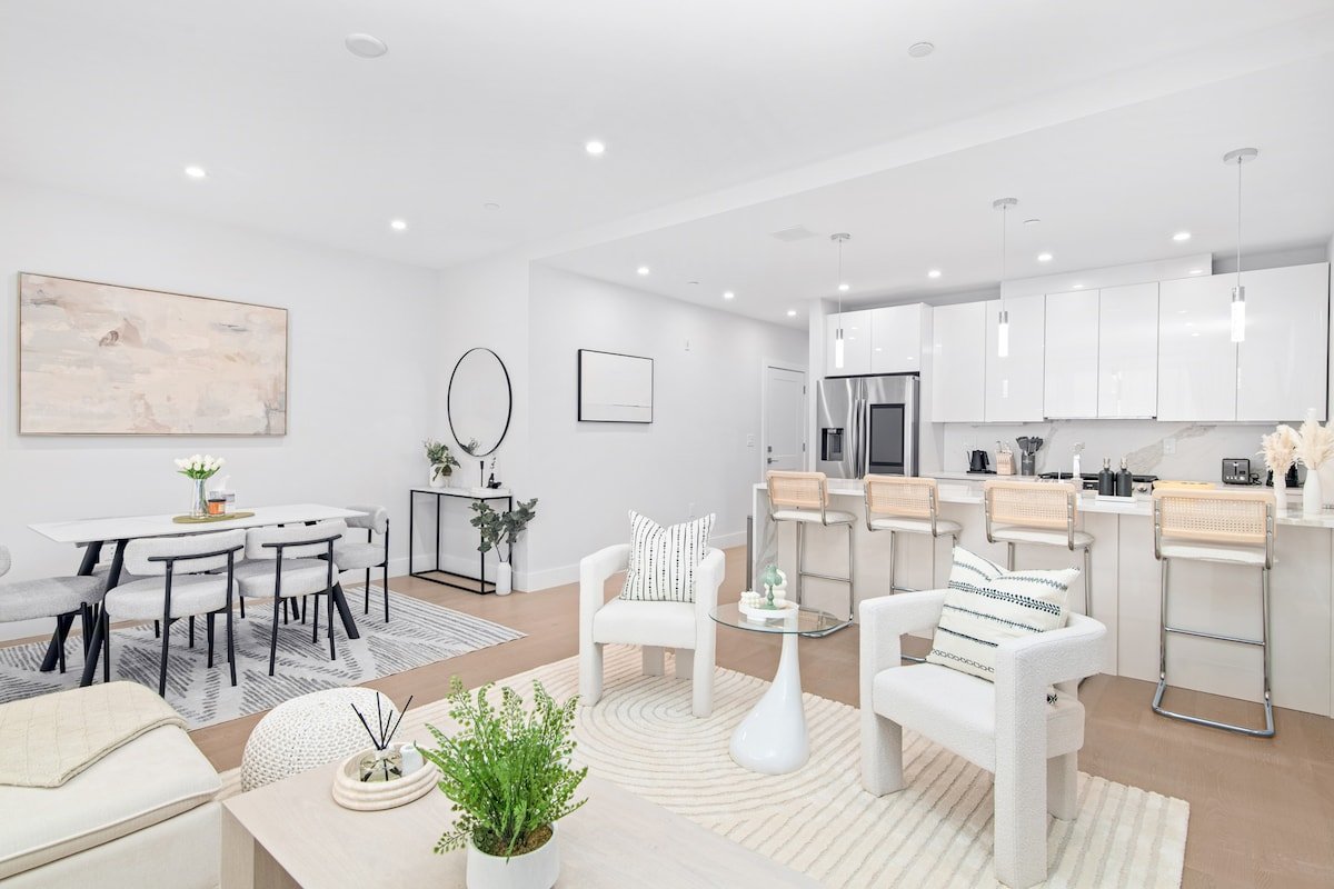 Spacious Home | 2-Car Garage |Yard |20 Min to NYC! gallery image 2