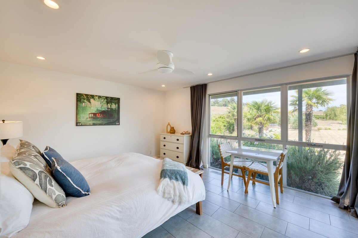 Coplan Vineyards Villa | Wine Country Modern Oasis gallery image 2