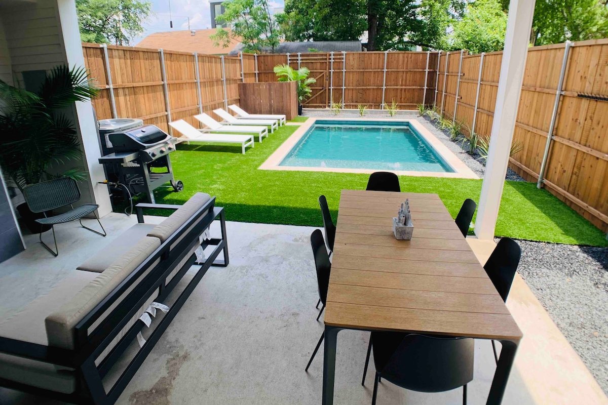 Pool, 4 bedroom luxury home in the heart of Dallas gallery image 4