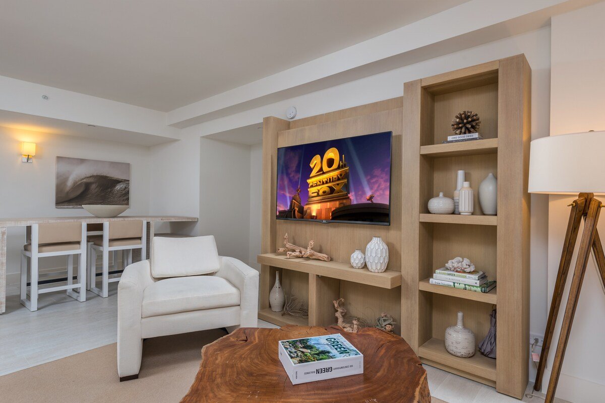 Luxurious Private Condo at 1 Hotel & Homes -1445 gallery image 4