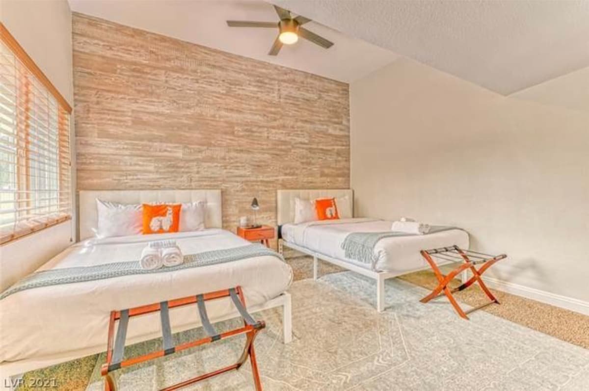 5br 3ba LV vacation home with pool- 3mi fr strip gallery image 4