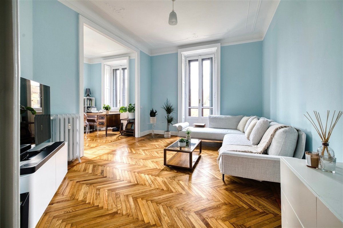 Central Milan • Spacious 2BR • Quiet • A/C • Lift gallery image 2