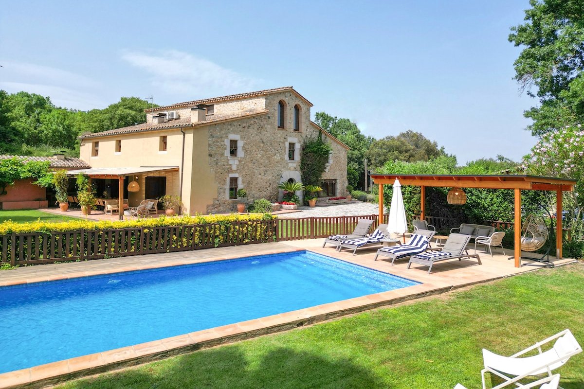 Elegant country house with garden and pool gallery image 2