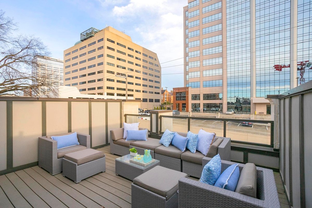 The Southern House – 1 mile to Broadway/Sleeps 12! gallery image 5