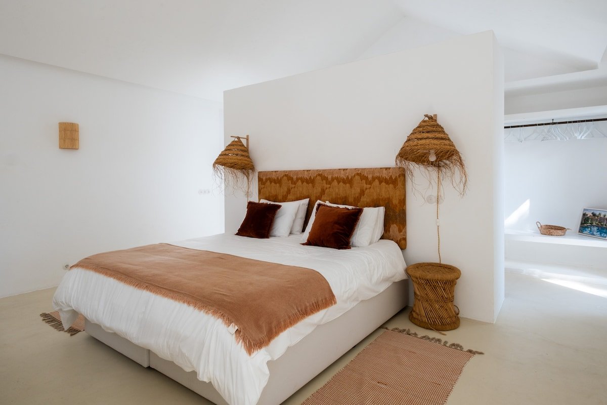 Unique luxury villa by the sea gallery image 3