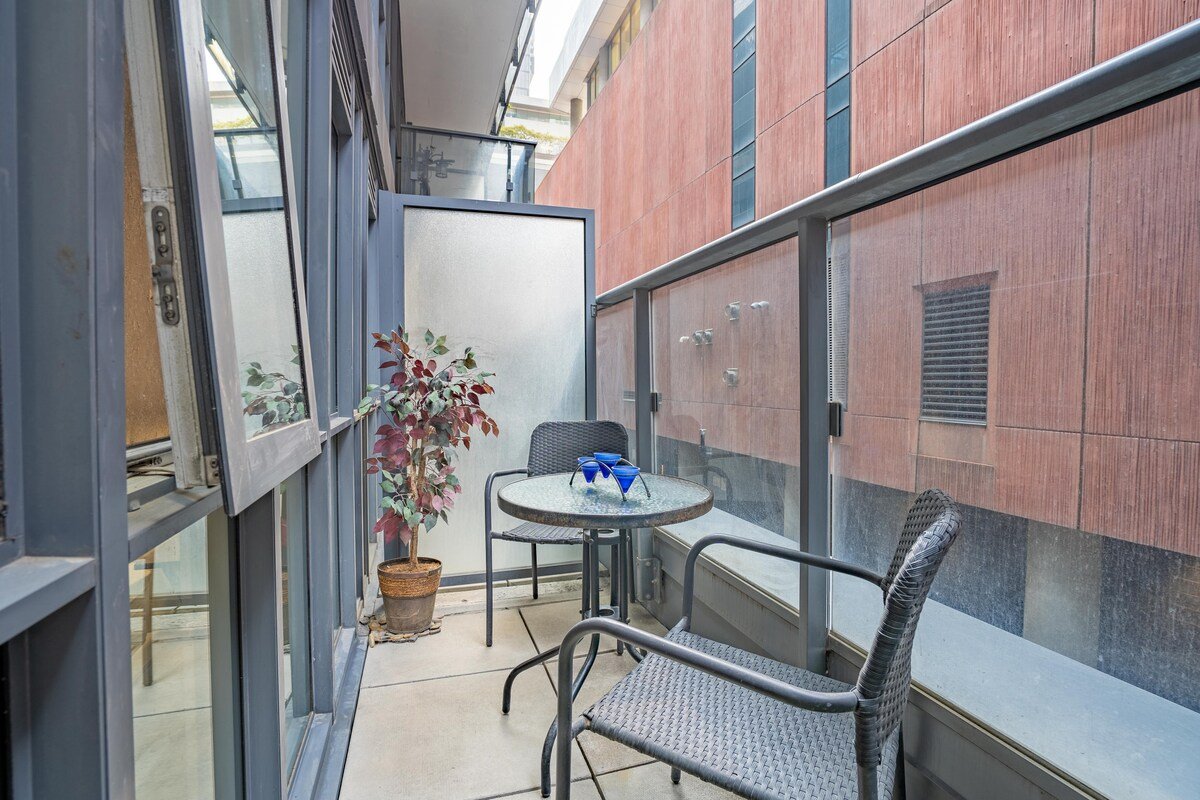 Central Gorgeous Retreat|Prime Location + Parking gallery image 3