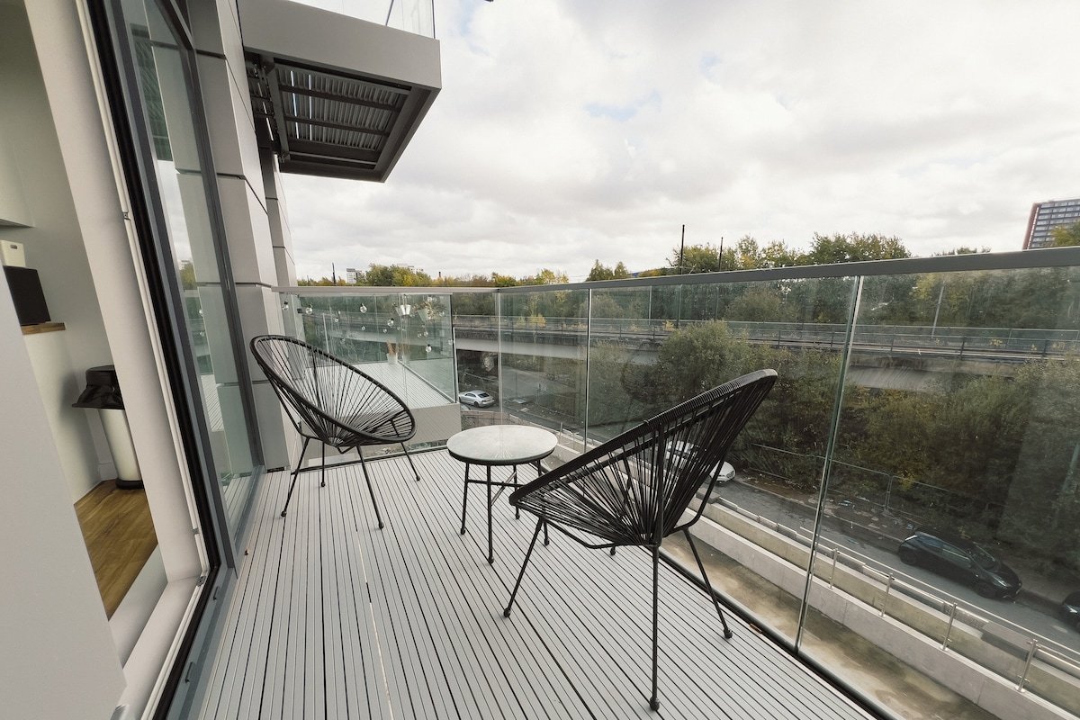 Manchester’s Luxurious 2 Bed Haven – Canal Views gallery image 4