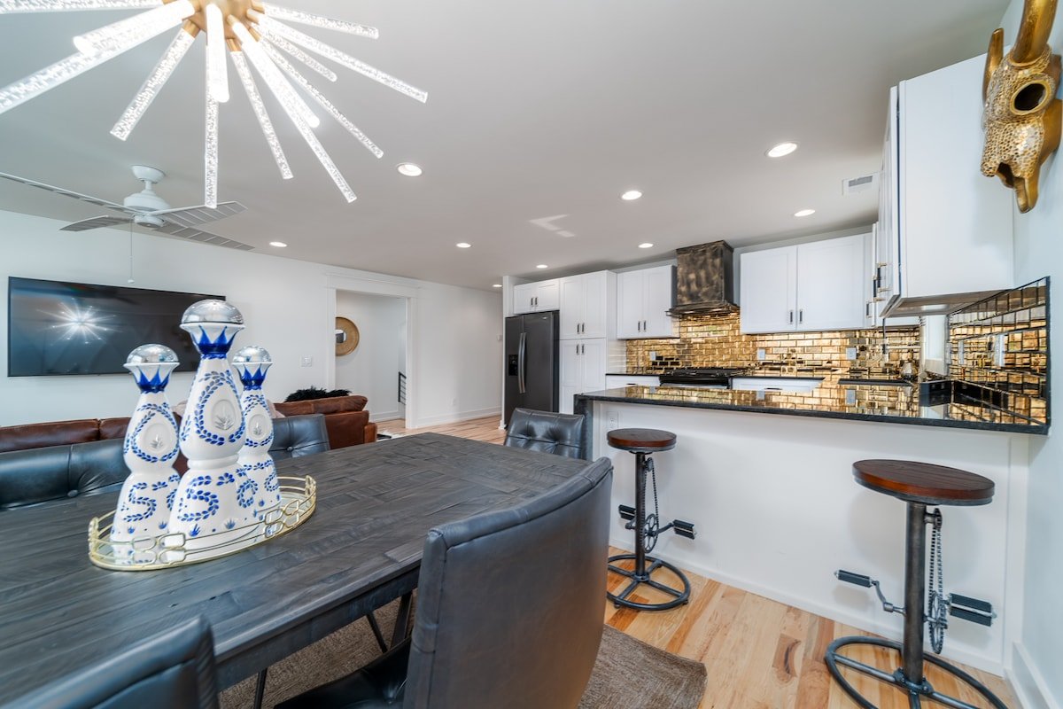 ROOFTOP HOT-TUB WITH DOWNTOWN VIEWS #2 gallery image 3