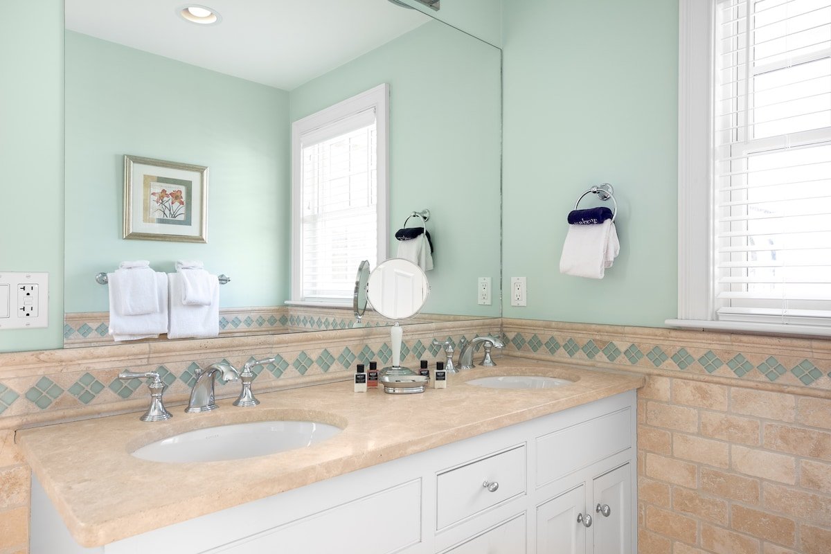 Modern 2-Story Downtown Retreat | Steps to Thames gallery image 4