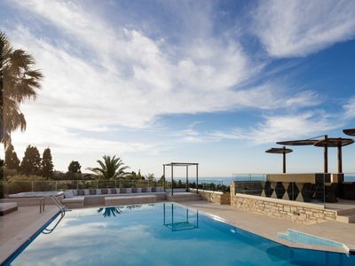 Sea views, sauna, hot tub, mini golf, 2 pools!