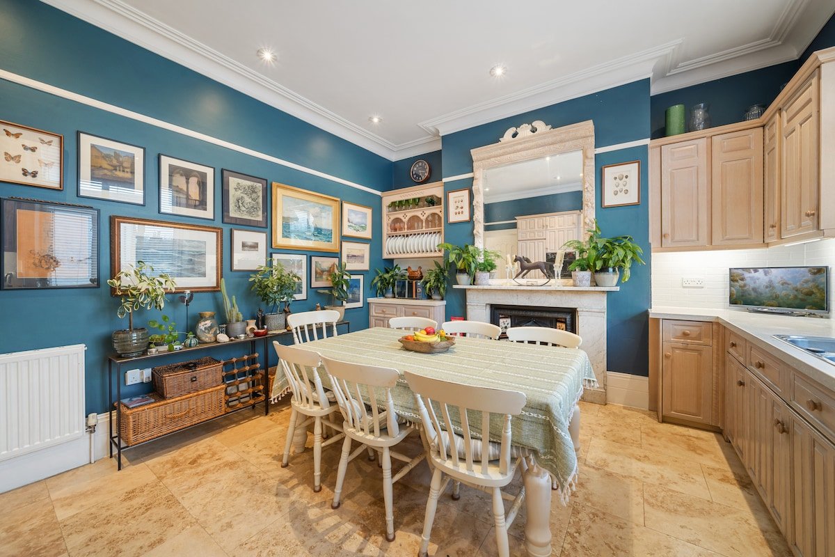 Chic Apartment Retreat Close to Richmond Park gallery image 4