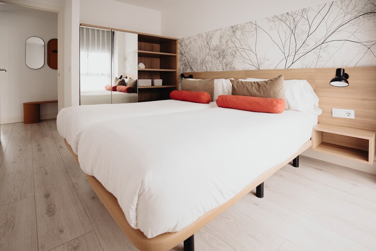 3-bedroom duplex, rooftop terrace, Reina Sofia, AC gallery image 3