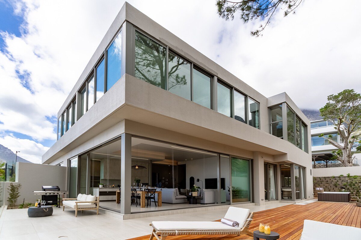 Modern 3 Bed Retreat In The Heart Of Camps Bay gallery image 5