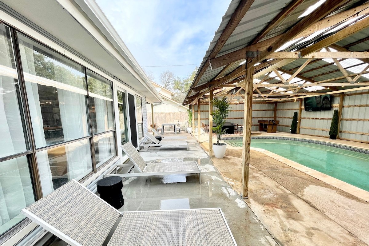 6BR Oasis • Pool, Spa & Foosball • Near Domain! gallery image 3