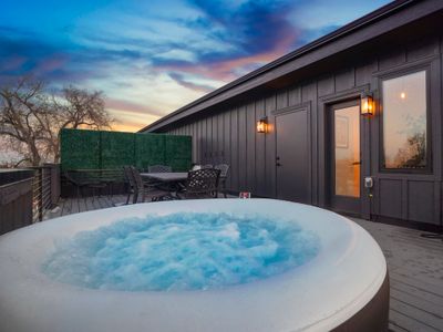 HOT TUB PETS 420 – LoHi BoHo/Chic