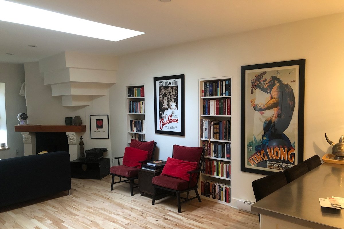 Stunning three bedroom condo with rooftop terrace gallery image 3