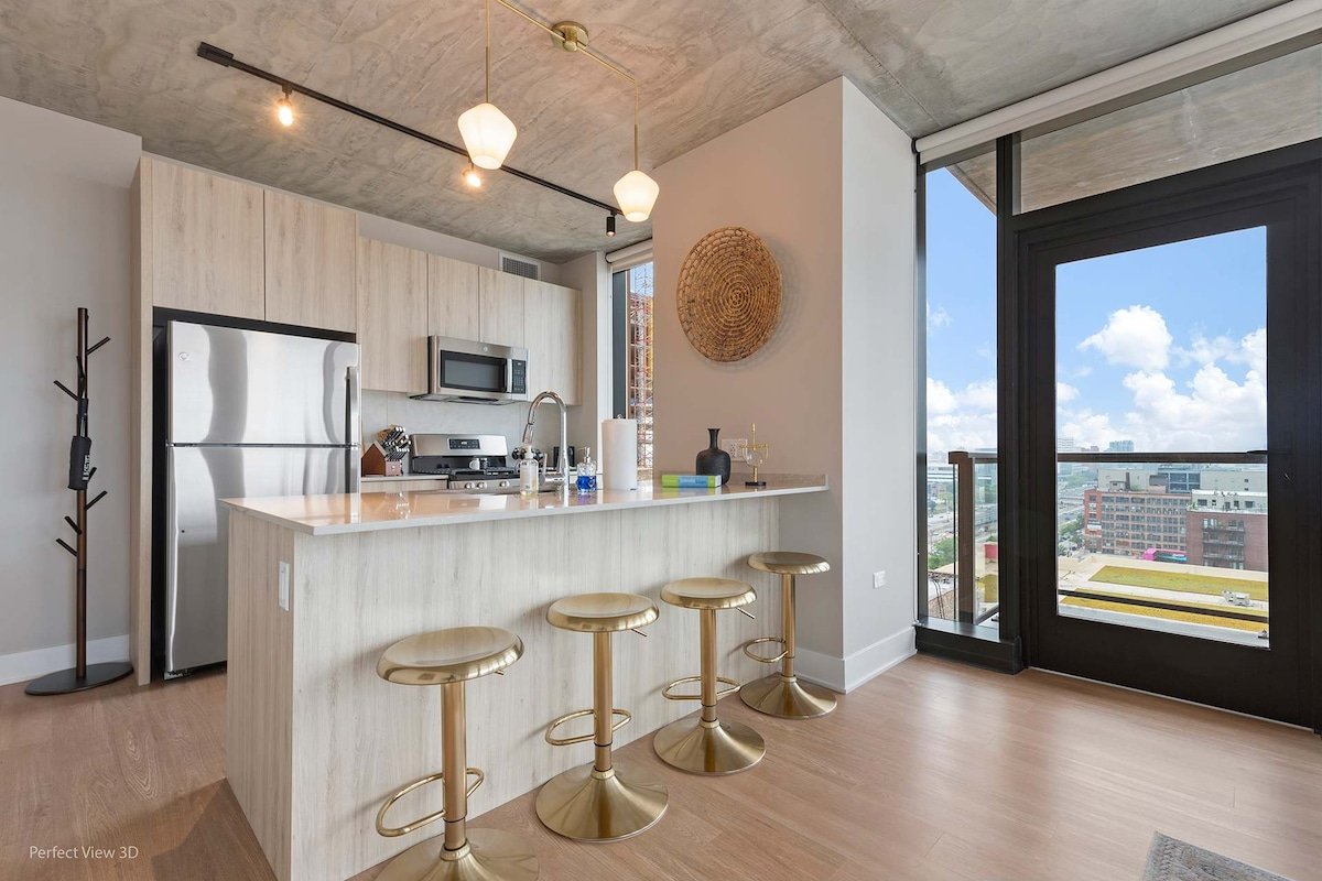 West Loop Retreat: High-End, Walk to Everything gallery image 4