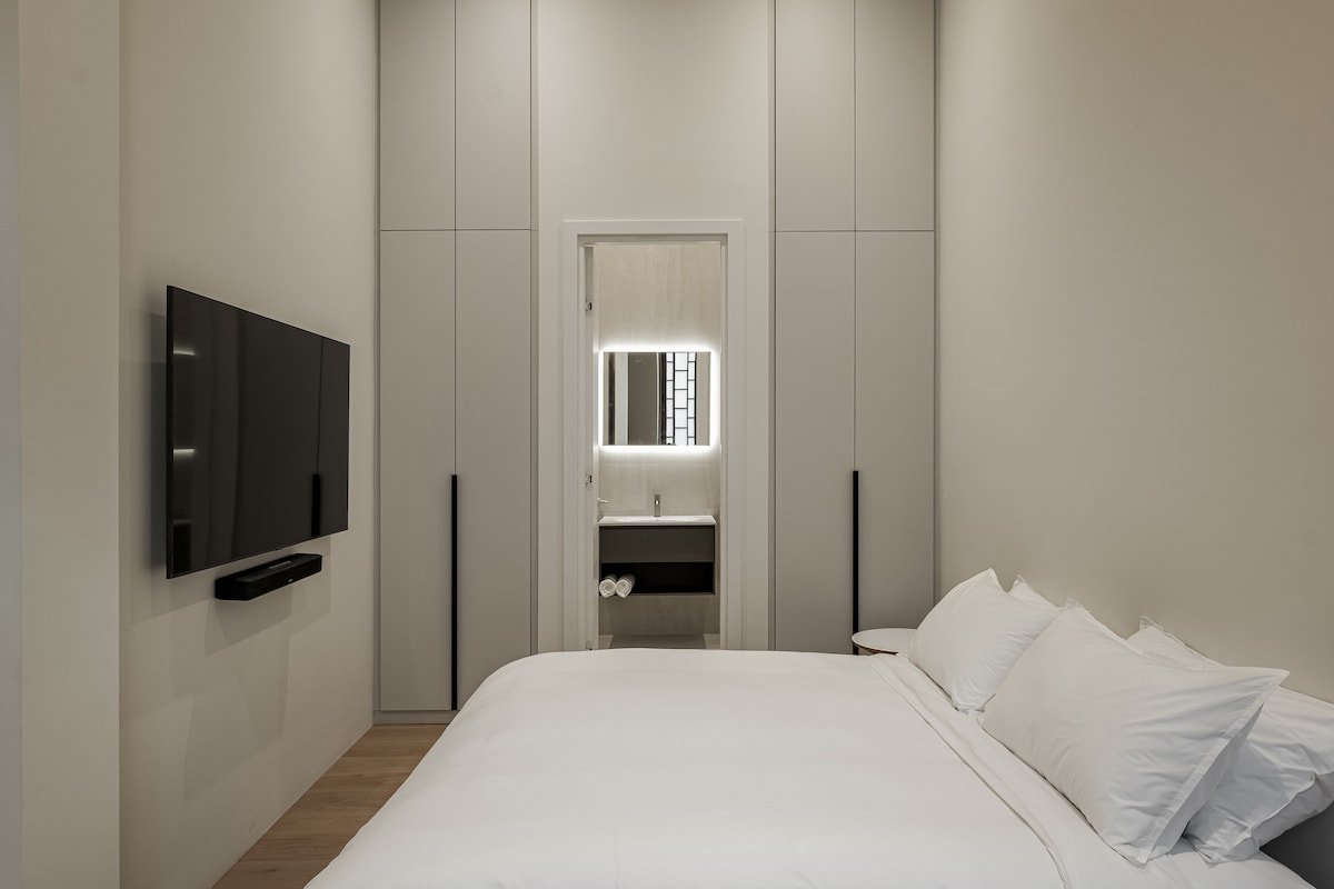 Iconic 9BR Estate w/ Private Pool, Spa, Rooftop. gallery image 2