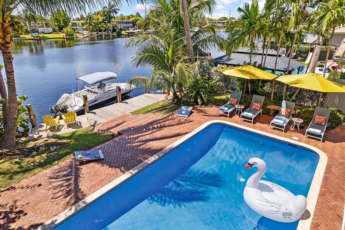 Waterfront | Boat Rental | Heated Pool | Sleeps 10 gallery image 2