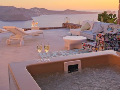 Odyssey Rock – Athena Luxury Sunset Spa Maisonette