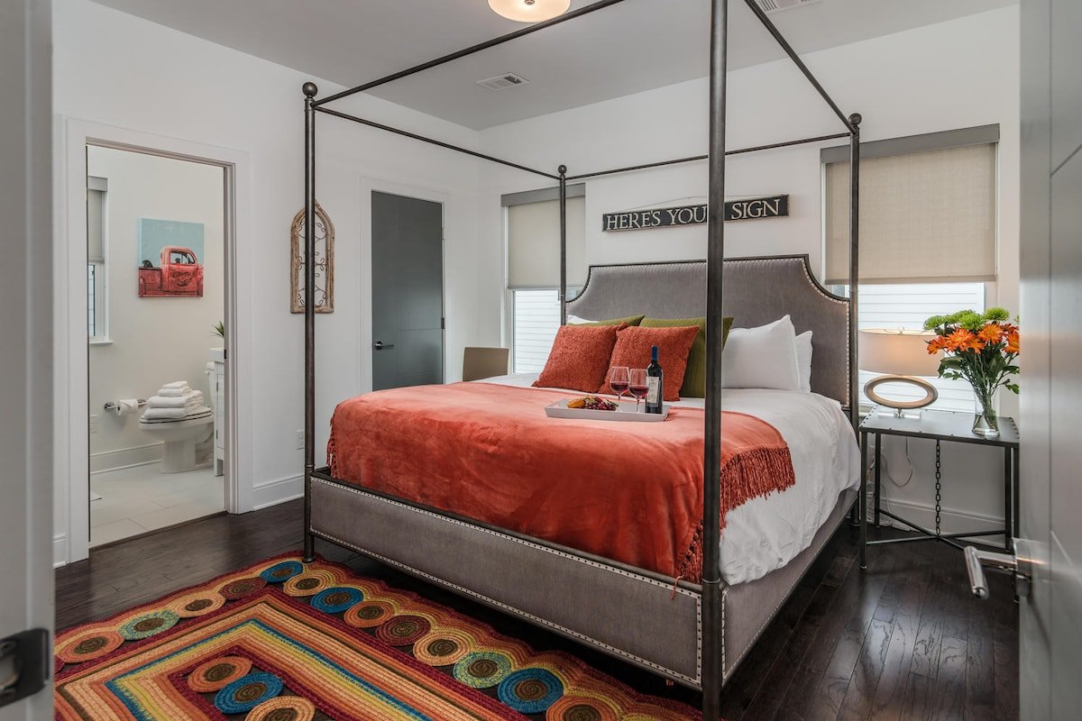 A GEM in the GULCH• BBQ w/ Rooftop VIEWS, Sleep 12 gallery image 5