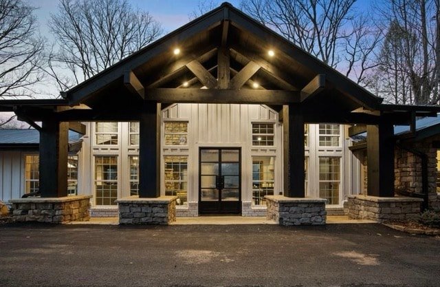 River Song- Outdoor Fireplace, Hot Tub, 1 LVL