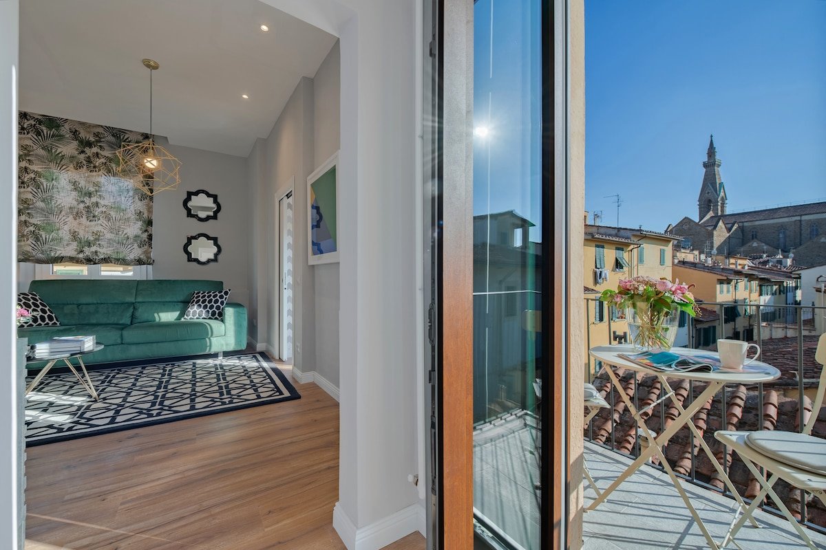 Flamingo Luxury – 2 Bedroom 2 Bath with Balcony gallery image 5