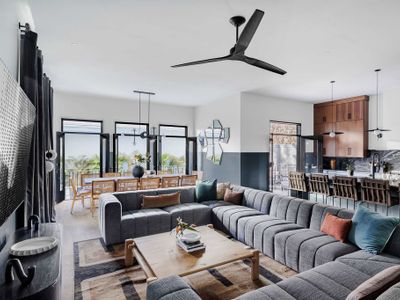 Designer Home 1 Block to magazine| Heated Pool/Spa