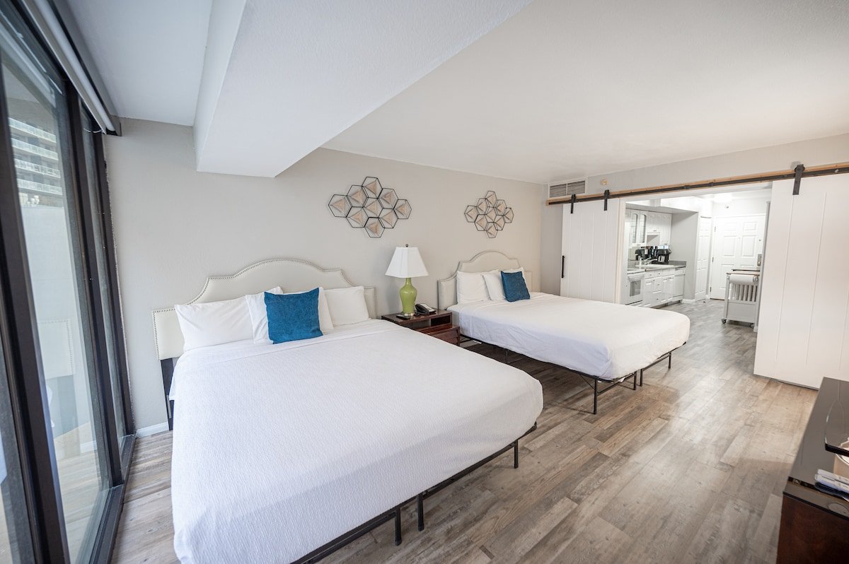 PENTHOUSE SUITE on the strip – 2 Bd/ 1Ba gallery image 3