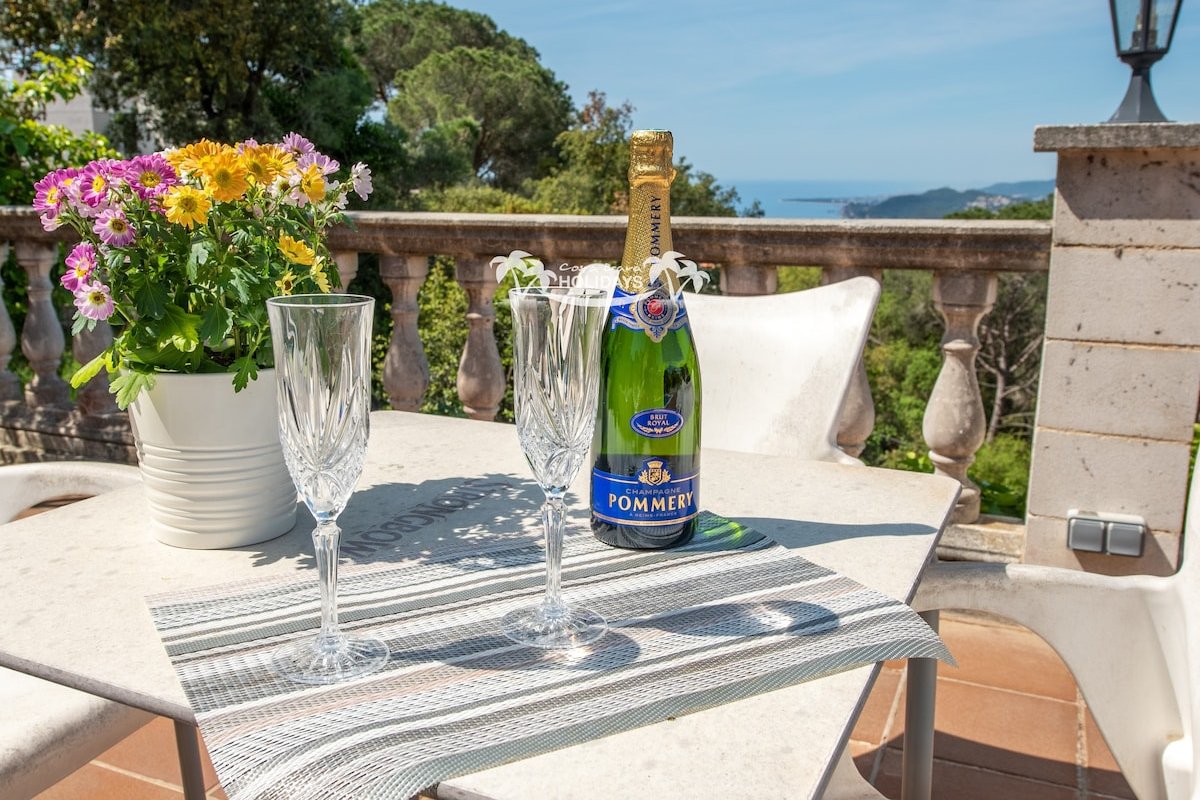 Costa Brava Holidays Villa Mimosa, Sea View. luxe gallery image 3