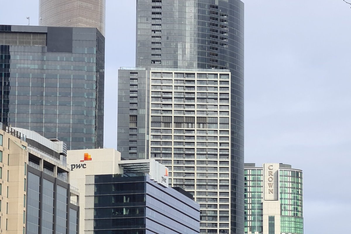 Luxury City Views on 32nd floor with 2 car parks gallery image 4