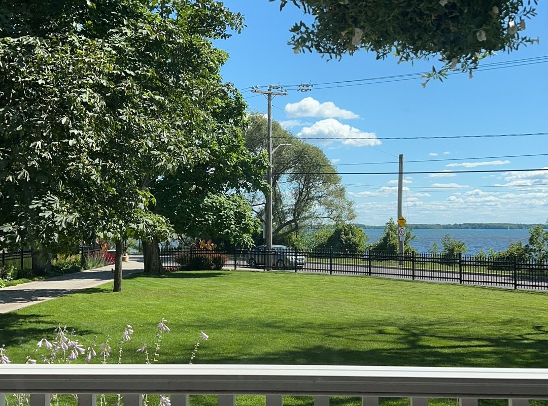 Craftsman style waterfront retreat near Airport/DT