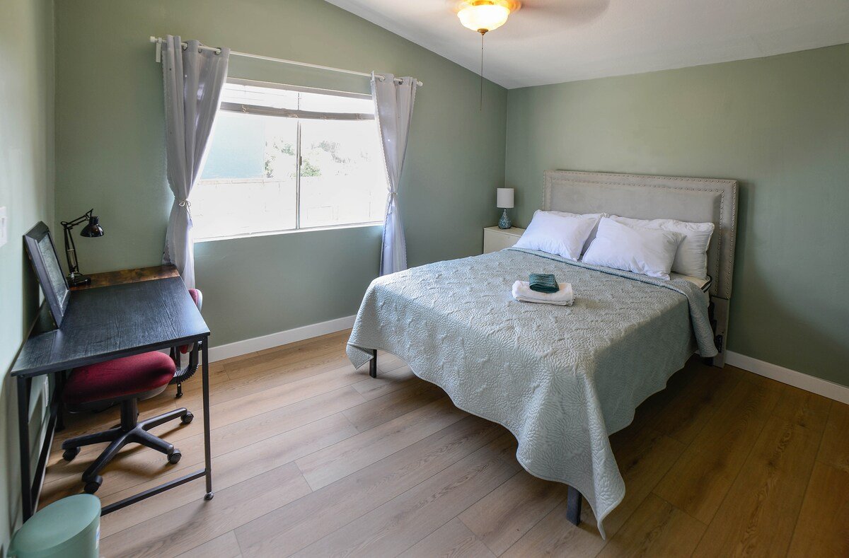 The Emerald Skylight: Elegant 4-Bedroom Getaway gallery image 5