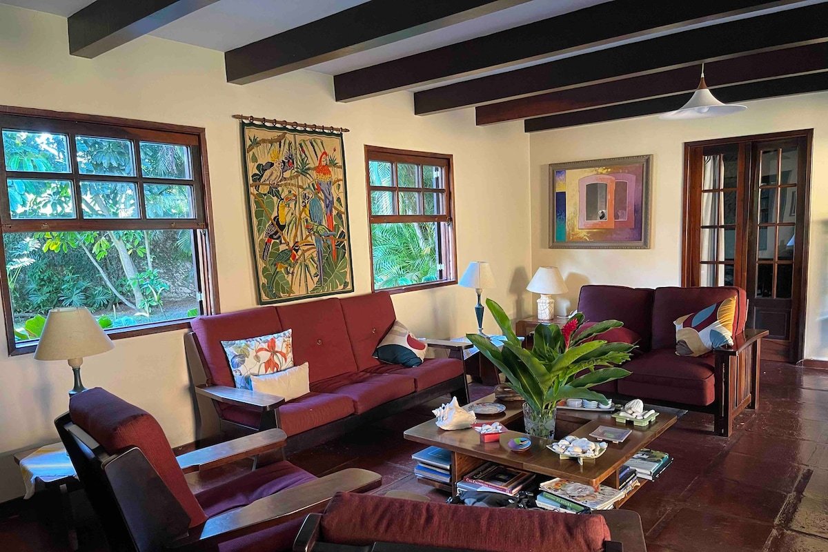 Tropical sun filled house & pool gallery image 5